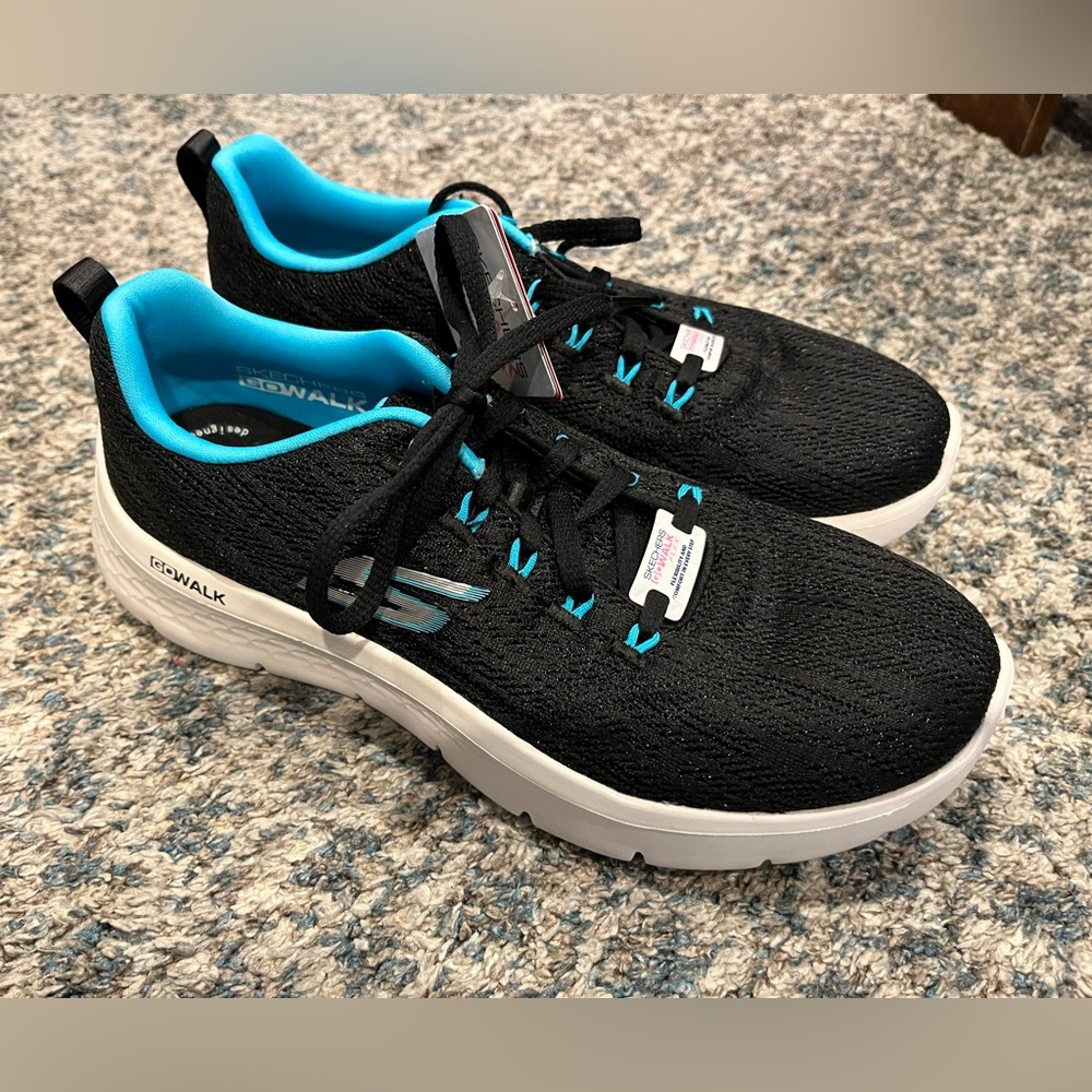 NWT Women's Skechers Go-Walk Flex Sneakers Size 7 Wide